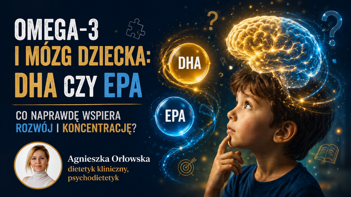 Grafika edukacyjna w języku polskim przedstawia temat wpływu kwasów tłuszczowych Omega‑3 na rozwój mózgu dziecka. Po prawej stronie znajduje się chłopiec z brązowymi włosami, ubrany w granatową koszulkę, patrzący w górę z zamyśloną miną i palcem przy brodzie. Nad jego głową widoczny jest duży, świecący, złoto‑niebieski mózg otoczony błyszczącymi liniami i drobnymi punktami światła, symbolizującymi aktywność neuronów. Wokół unoszą się graficzne ikony: znak zapytania, żarówka, książka i celownik, sugerujące procesy myślenia, nauki i koncentracji. Po lewej stronie umieszczony jest tekst: „OMEGA‑3 I MÓZG DZIECKA: DHA CZY EPA” – napis w kolorach żółtym i niebieskim, „CO NAPRAWDĘ WSPIERA ROZWÓJ I KONCENTRACJĘ?” – w białym i żółtym kolorze. Niżej widoczne są dwie świecące kule: złota z napisem DHA i niebieska z napisem EPA, symbolizujące dwa rodzaje kwasów tłuszczowych Omega‑3. W dolnej części grafiki znajduje się okrągłe zdjęcie kobiety z jasnymi włosami, uśmiechniętej, w białym golfie. Obok widnieje podpis: „Agnieszka Orłowska – dietetyk kliniczny, psychodietetyk”. Tło jest ciemnoniebieskie z delikatnymi błyskami i efektami świetlnymi, nadającymi całości naukowy, nowoczesny charakter. Grafika ma na celu przyciągnięcie uwagi do tematu roli DHA i EPA w rozwoju oraz koncentracji dzieci.